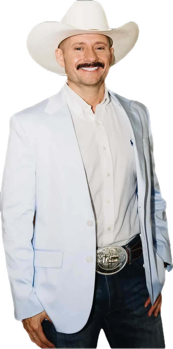 Marcos Ramírez de pie, con sombrero blanco y saco claro
